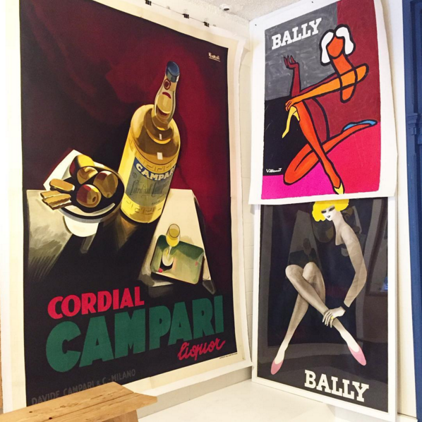 Villemot: Bally Femme Avec Une Chaussure Jaune